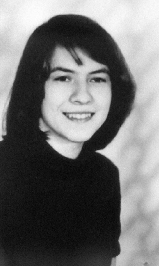 Retrato en blanco y negro de Anneliese Michel, joven alemana cuyo caso de exorcismo entre 1975 y 1976 inspiró la película El Exorcismo de Emily Rose. Sonríe con expresión serena y melena corta, en una fotografía escolar tomada antes del inicio de los síntomas.
