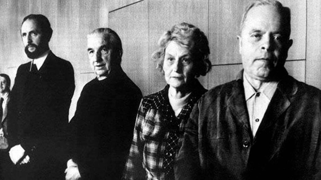 Fotografía en blanco y negro del juicio por el caso de Anneliese Michel por un caso de pasesiones demoníacas. De izquierda a derecha: el padre Arnold Renz, sacerdote salvatoriano y exorcista oficial; el padre Ernst Alt, párroco de Ettleben y primer defensor de la posesión; Anna Michel, madre de Anneliese; y Josef Michel, su padre. Todos fueron acusados de homicidio negligente tras la muerte de la joven en 1976